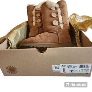 1873 UGG W Bailey Button Triplet[Chestnut] Women's TallSheepskin Boot Sz 7 US